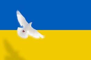 Friedenstaube vor ukrainischer Flagge. Bildquelle: https://oberbergmitte.de/stilles-gebet-taeglich-ab-montag-den-28-02-2022/